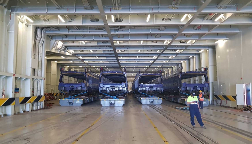 GEFCO transporta los vagones para el transporte de los vehculos producidos desde la nueva planta de PSA en Kenitra (Marruecos)...