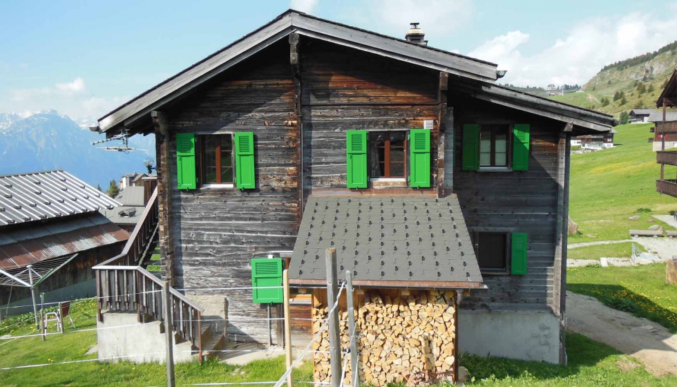 En un chal situado en la comuna suiza de Riederalp se renovaron todas las ventanas del edificio...