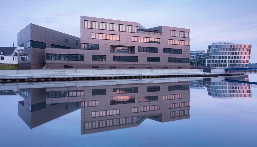 'CentoNew', el nuevo edificio de la central en la pennsula de almacenes de Rostock.  HGEsch