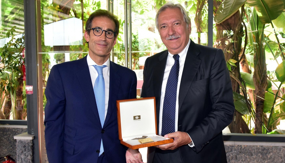 Javier Riera-Mars recibe la medalla conmerativa de manos de Pau Relat, presidente de Fira de Barcelona