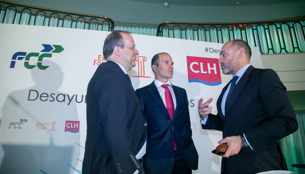 De izquierda a derecha, Cesar Chiva Agustn, director de Executive Forum; Jorge Lanza, consejero delegado de CLH, y Pablo Colio...