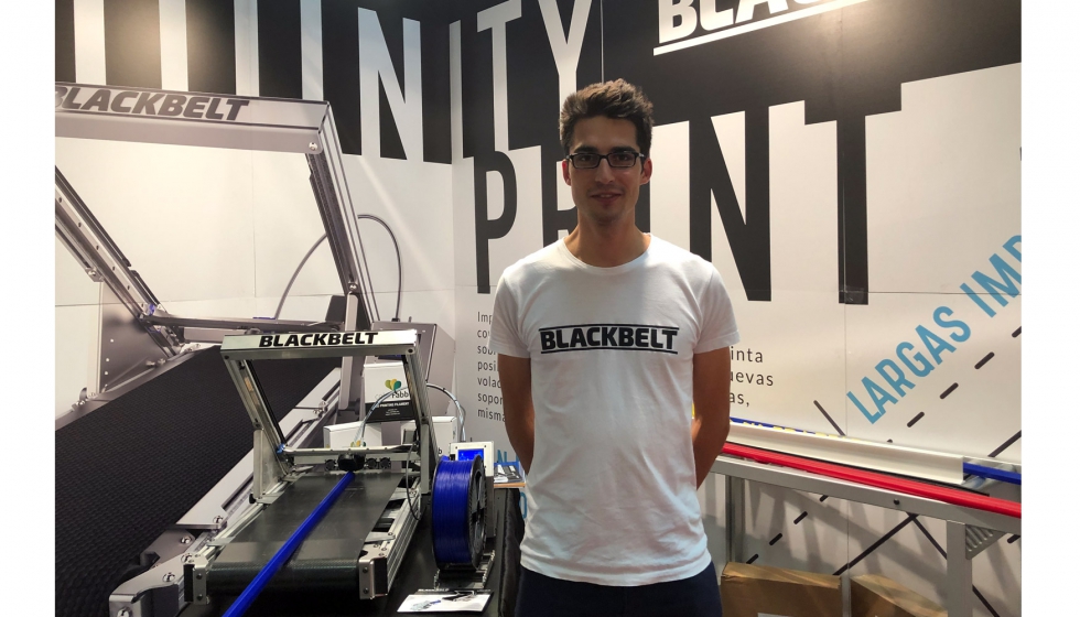 La impresora Blackbelt 3D, diseada como una una cinta sinfn, permite imprimir piezas largas sin limitacin, como muestra Stephan Schrmann...