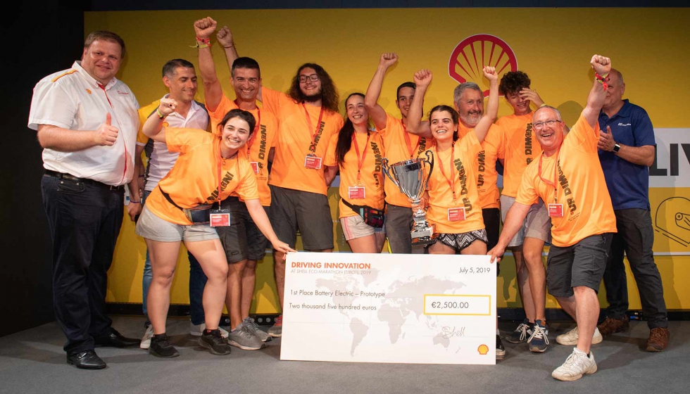 Los integrantes del equipo Eco-Dimoni, en el momento de recibir el premio en la categora de prototipos elctricos de la Shell Eco-Marathon...