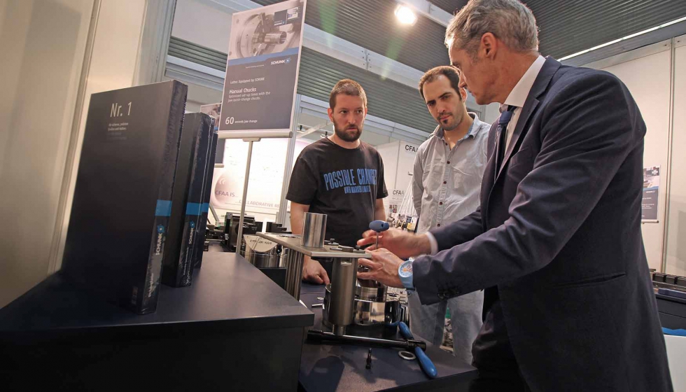 A la dcha., David Navarro, representante de SCHUNK en la Zona Norte, durante la feria