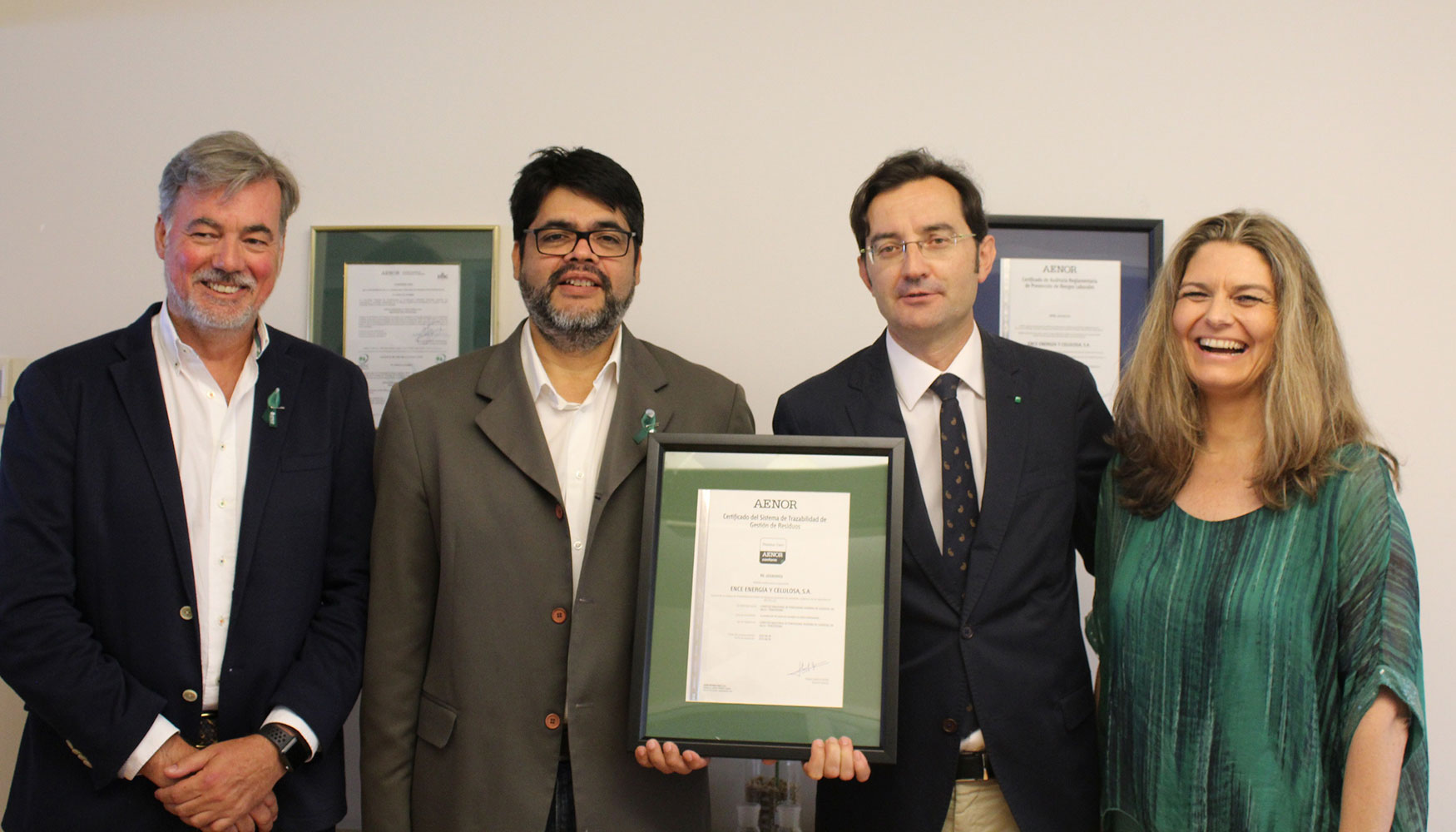 Foto de familia con el el certificado Residuo Cero de AENOR