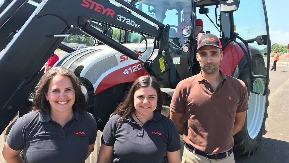 Irene Calvo y Nuria Santana, de Farming Agrcola, junto a Alfonso Prez, Iberia STEYR Sales Manager