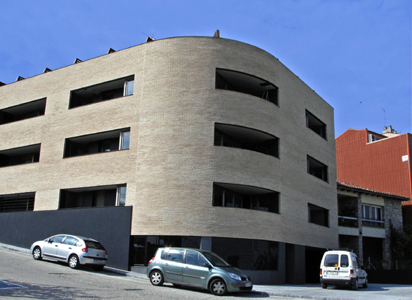Edificio en dena construido con el sistema Structura de Piera Ecocermica
