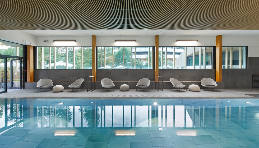 Gres porcelnico Tao Grey de Rosa Gres en piscina interior