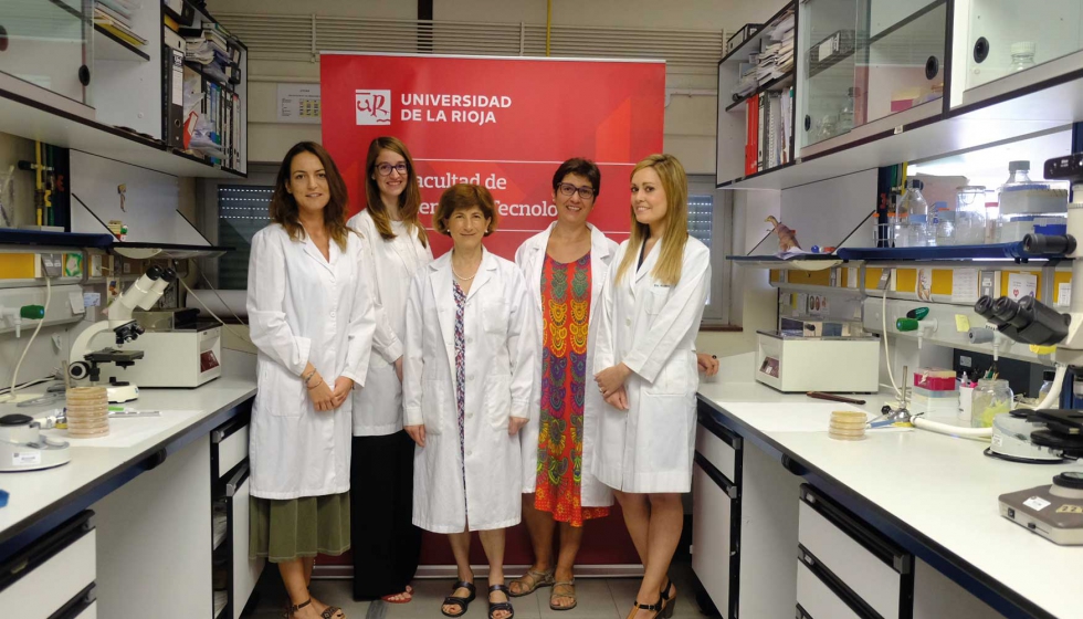 Las investigadores Carmen Torres y Myrian Zarazaga junto a Paula Gmez, Sara Ceballos y Carla Andrea Alonso