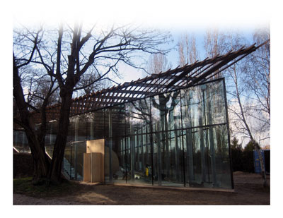 Este edificio religioso se abre al entorno a travs de la sutil interaccin del vidrio y la madera. Foto: Marc Rolinet