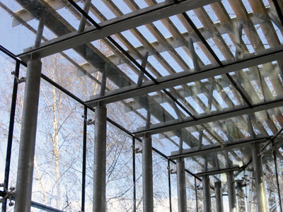 La capa intermedia estructural DuPont SentryGlas Plus se emplea en el vidrio laminado de seguridad para las dos caras de la fachada y el techo...