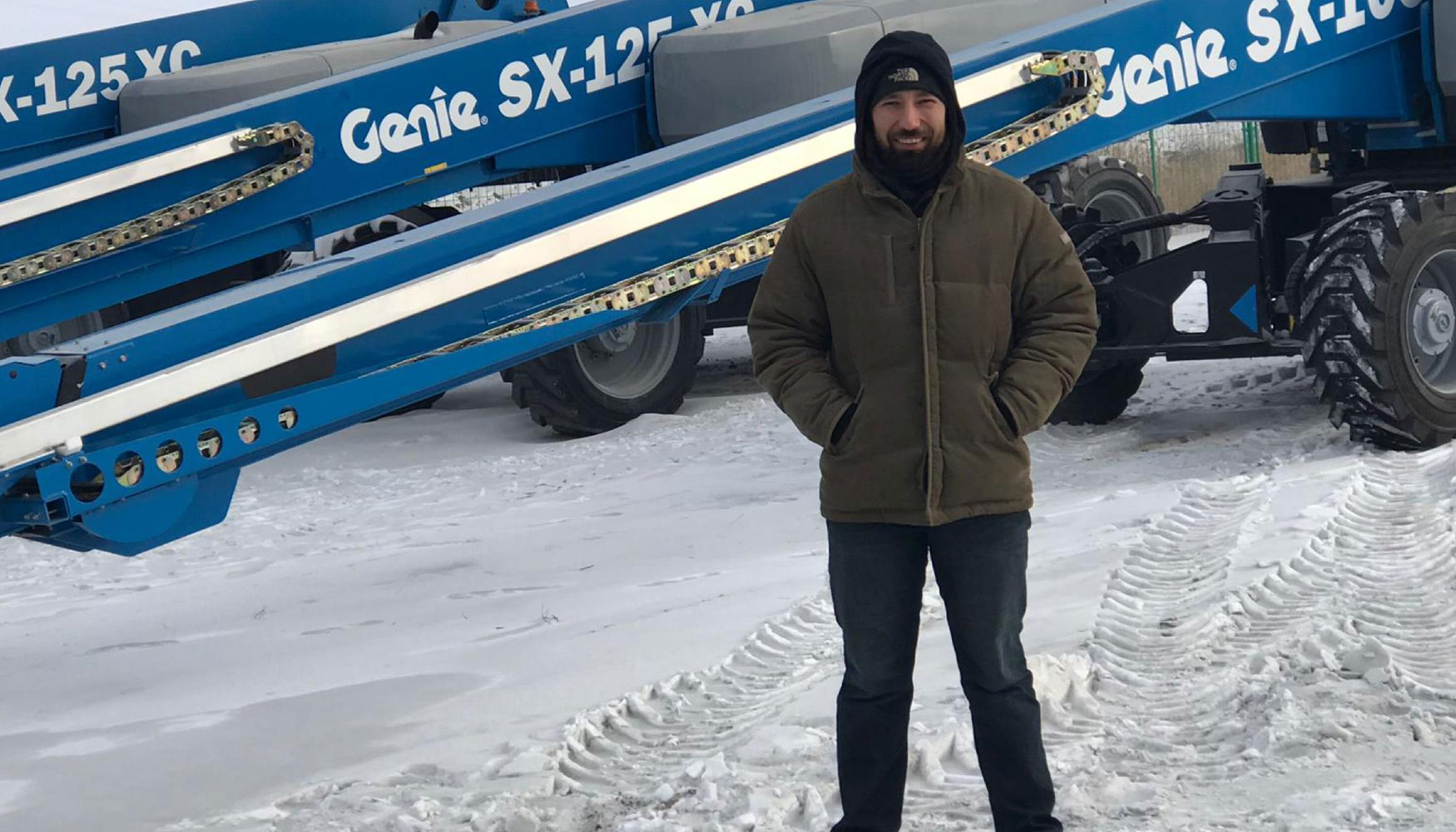 Gkhan Gltekin, responsable tcnico de Genie, con equipos Genie en la nieve en el emplazamiento de Kaz Minerals