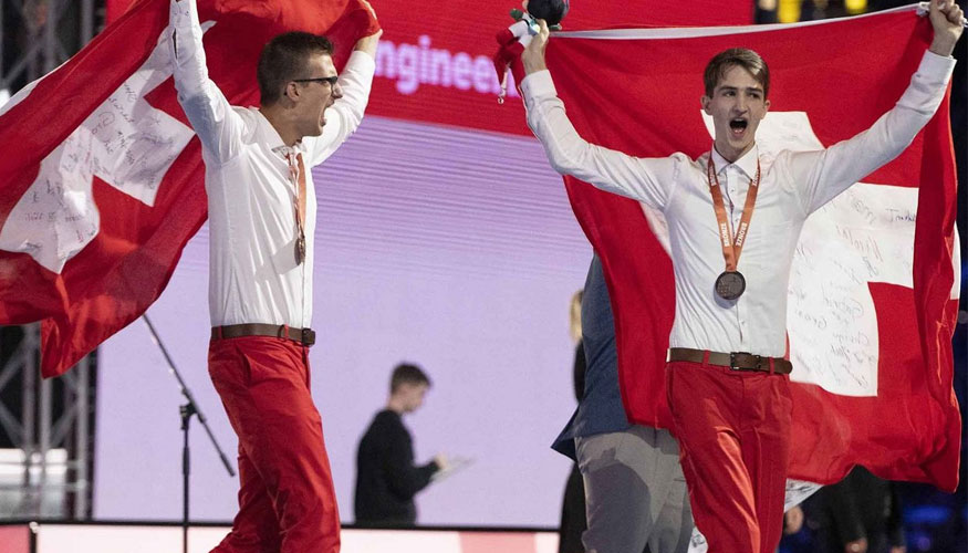 El equipo suizo de mecatrnica con su merecida medalla de bronce