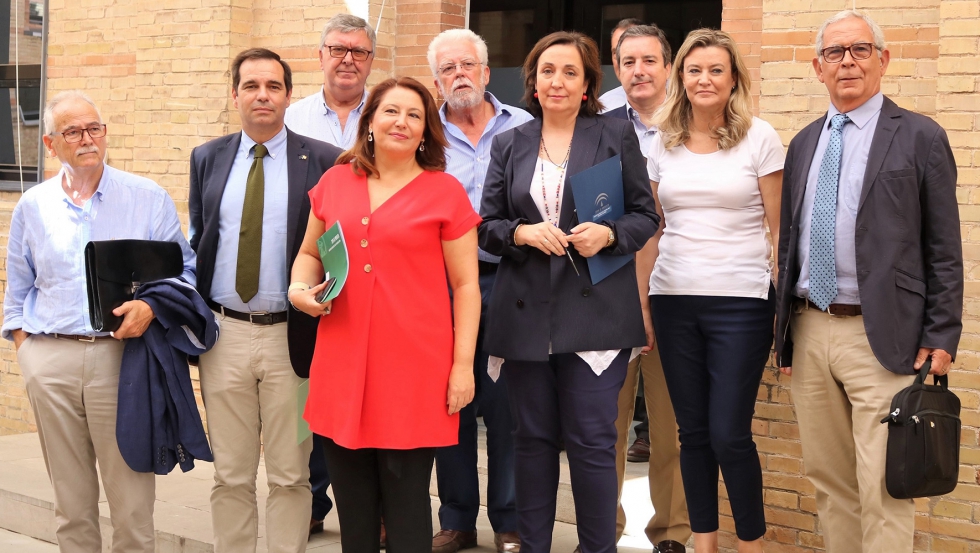 La consejera de Andaluca, el presidente de ALAS y otros participantes en el encuentro