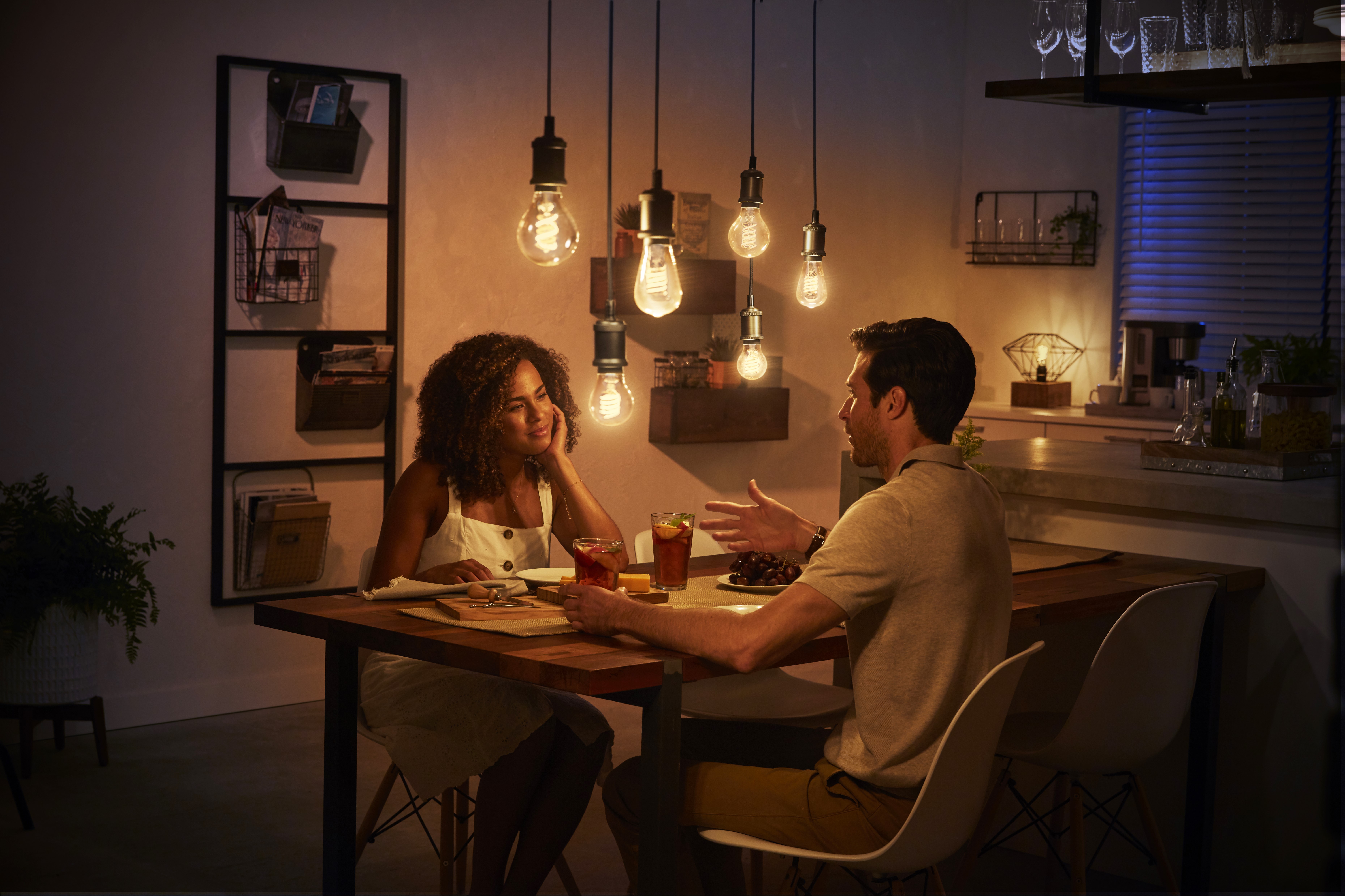 A nova coleo das lmpadas da Philips Hue combina o conforto da iluminao inteligente com a beleza da famosa lmpada de Edison...