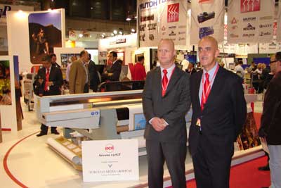 Casimir Alonso (derecha) con Franois Vestjens, Director de la divisin de gran formato de Oc, junto a la mquina Arizona 250/200GT...