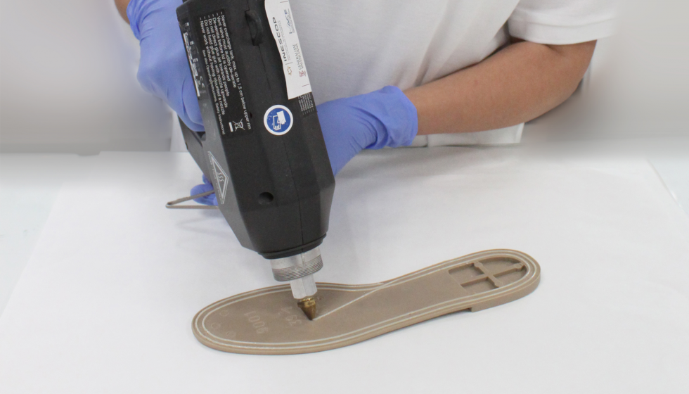 Una investigadora de Inescop probando el bioadhesivo en calzado