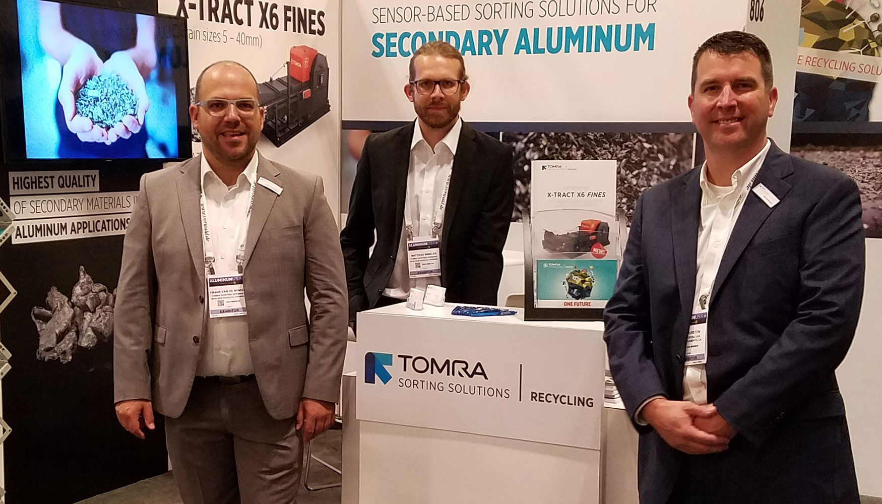 El equipo de Tomra en el stand de la compaa en la feria Aluminum USA