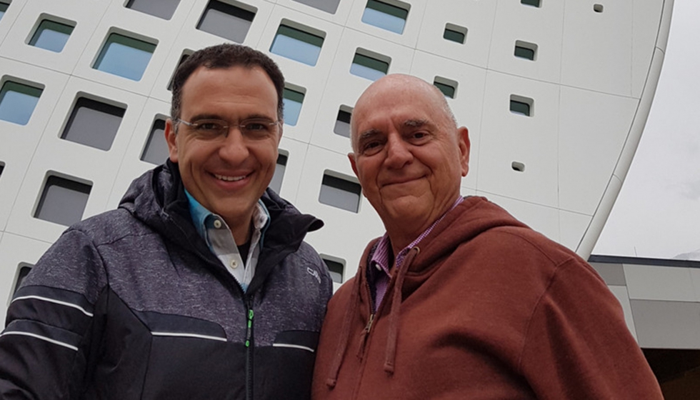 Eloy Palacios (izquierda) y Carlos Fernndez, copropietarios de Magnacrom Digital, frente a las instalaciones de Durst en Brixen...