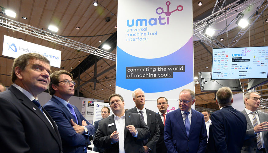 Durante la visita inaugural de la feria, el ministro federal de Transportes e Infraestructuras Digitales, Andreas Scheuer, en la EMO Hannover 2019...