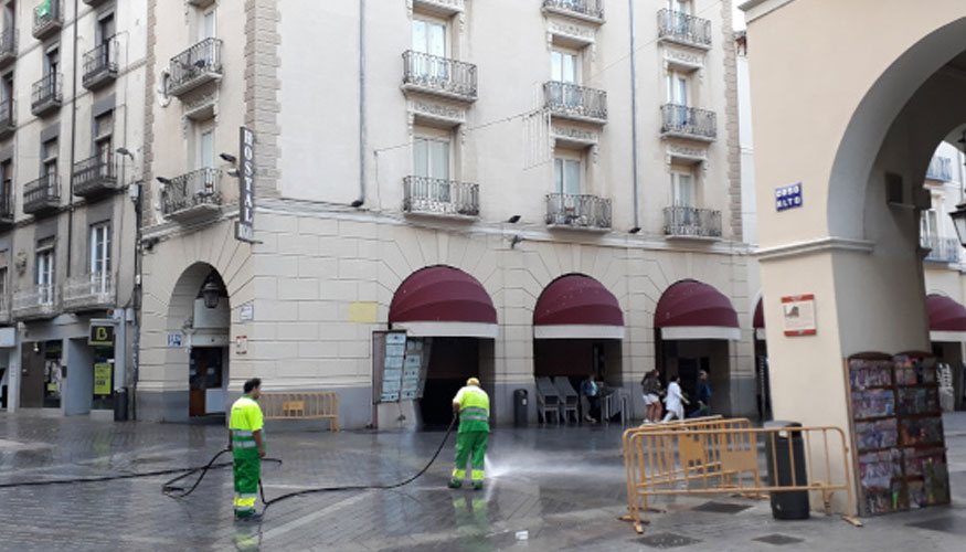 Operarios del Servicio de Limpieza de Huesca limpian una de las calles de la ciudad en una imagen de archivo