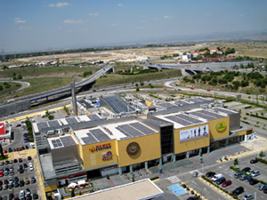 Cubierta con placas fotovoltaicas del Centro Comercial Equinoccio de Majadahonda (Madrid)