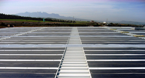 Foto 1: Placas fotovoltaicas instaladas por Core Energy en naves del parque Logisbages
