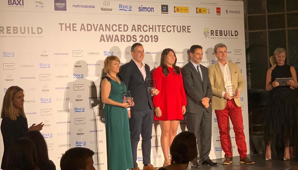 El gerente de KLine, Juan Carlos Castao, primero por la derecha, recoge el galardn como finalista de los Advanced Architecture Awards, de Rebuild...