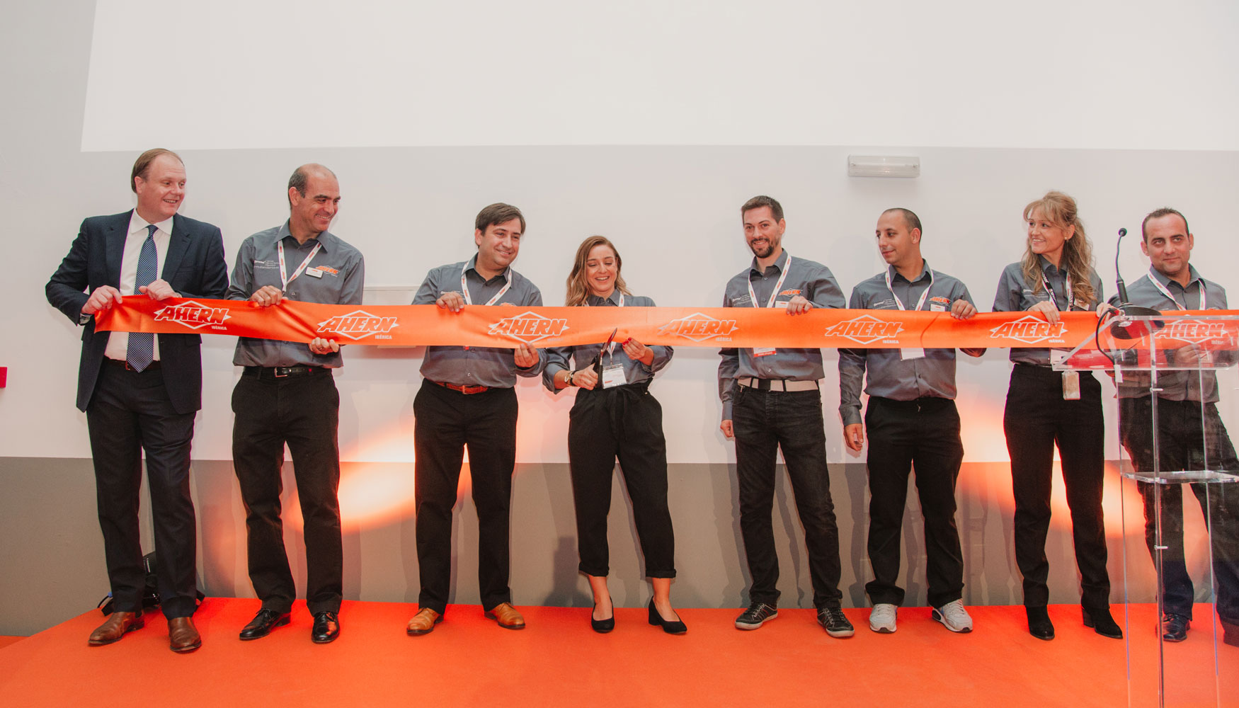 Corte de cinta protocolario durante la inauguracin de las nuevas instalaciones de Ahern Ibrica