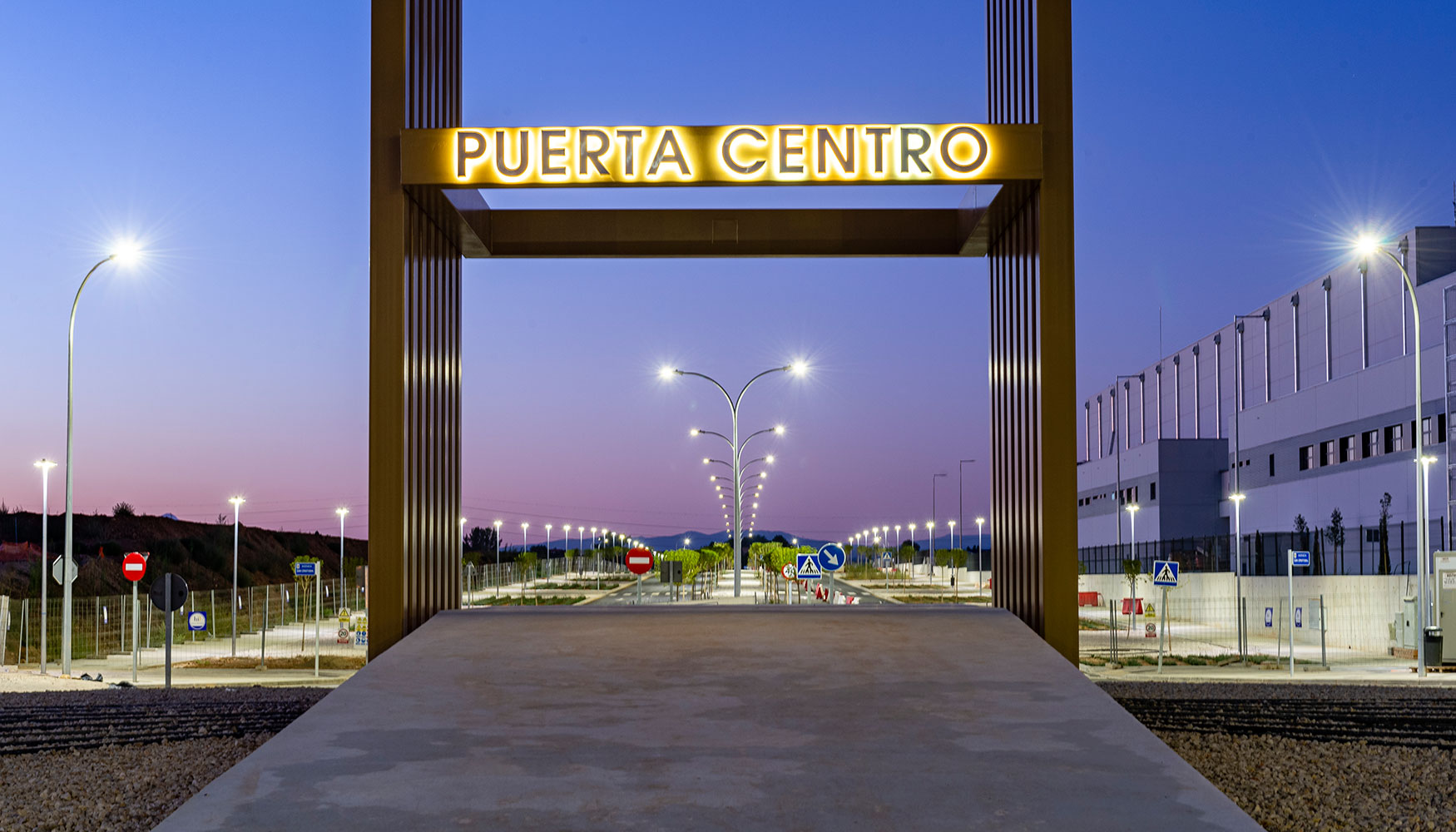 Puerta Centro es el primer puerto seco del centro peninsular con capacidad para gestionar mercancas nacionales e internacionales...