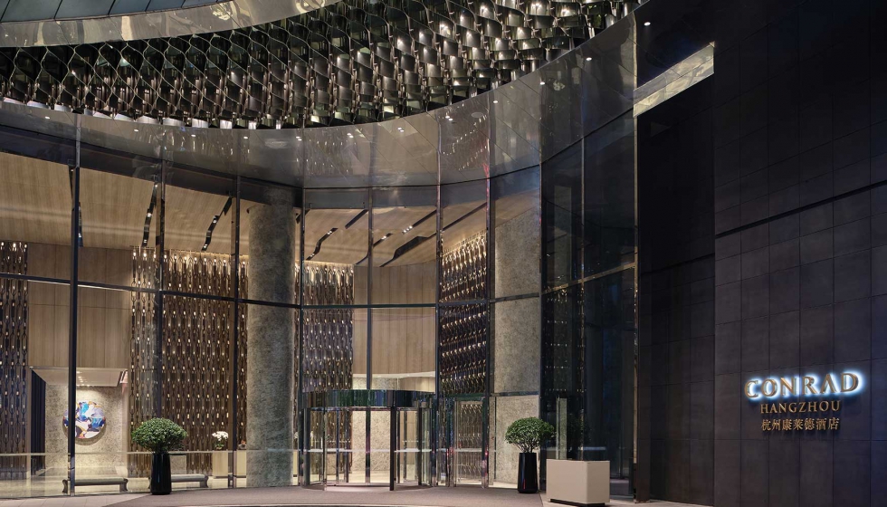 AB Concept trabaj con Hilton para presentar los interiores del nuevo hotel de Hangzhou, el Conrad Hangzhou. Foto: Owen Raggett...