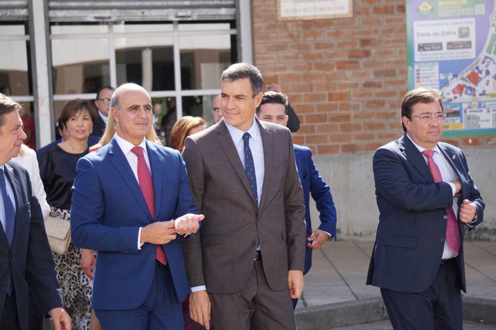 Pedro Snchez, junto al alcalde de Zafra, Jos Carlos Contreras, y otras autoridades