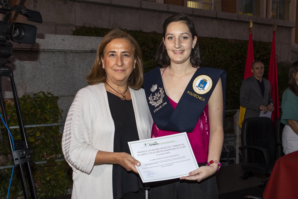 Premio en la modalidad 'Los fertilizantes, la fertilizacin o su influencia en la produccin vegetal', a Marta Morientes Lavn...