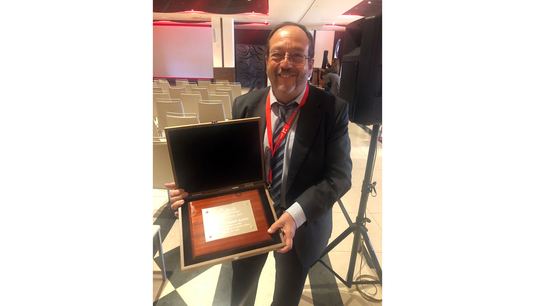 Antonio Casado, secretario general de Anapat, con el premio anual 2019 concedido por Aece durante su I Convencin