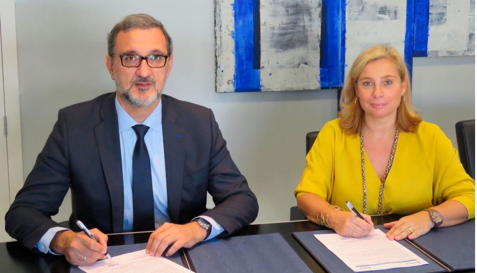 Juan Virgilio Mrquez, director general de la AEE, y Susana Lozano, directora de Formacin de Aenor, en la firma del convenio de colaboracin...
