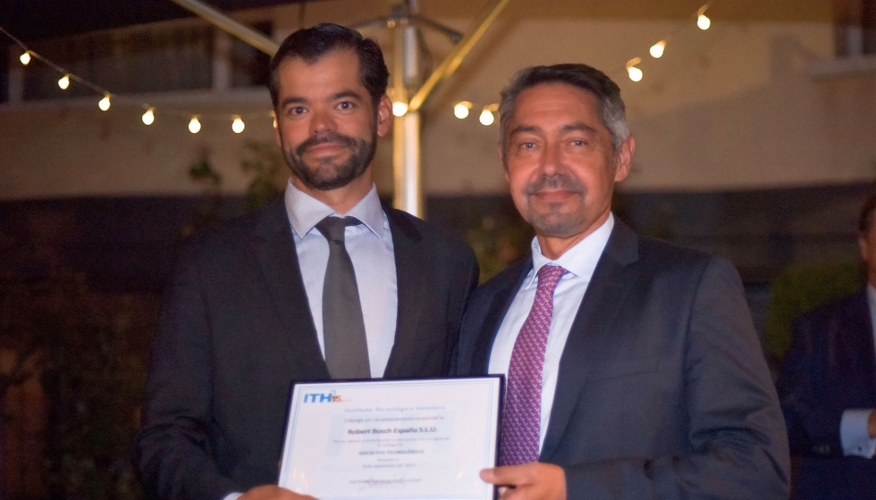 Vicente Gallardo, director de ventas de Bosch Termotecnia en Espaa, recibi el galardn de manos de Jos Ramn Castieira Sobrido...