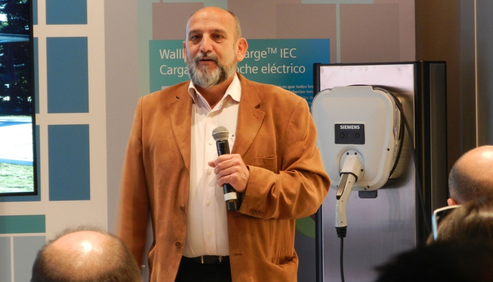 Jose Luis Grande, product manager de Vehculos Elctricos de Siemens Espaa, explicando las caractersticas del Wallbox VersiChange IEC...