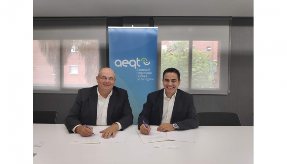 Juan Pedro Daz, gerente de AEQT (izquierda), y Luis Taverner, director general de Pilz Espaa y Portugal, en la firma del acuerdo...