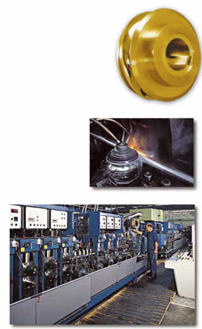 Instalacin que emplea rodillos matriz de Ampco 25 para la produccin de tubos de acero inoxidable (arriba: estacin de soldadura)...