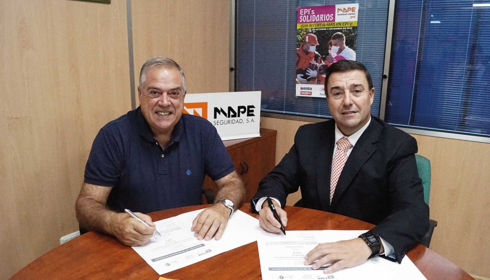 Asier Basterretxea, gerente de Mape Seguridad (dcha.), firma el acuerdo con Jos Hilario Castillo Agundez, presidente de Asociacin Aspace Bizkaia...