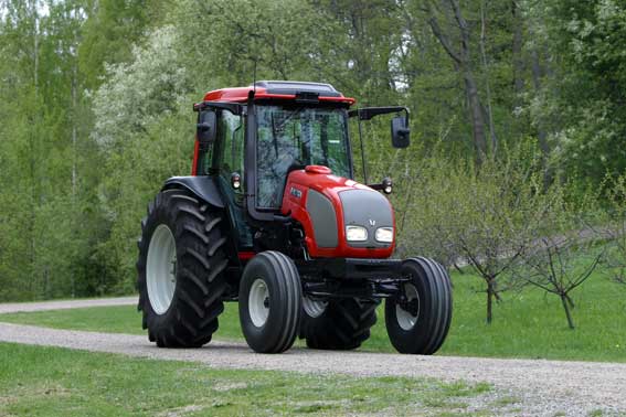 La ley de equipos exige que el tractor est equipado con estructuras resistentes para proteger a los trabajadores en caso de vuelco...