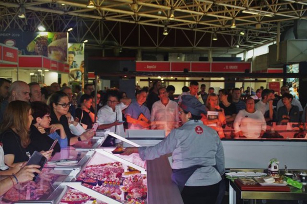 

El estand del Gremi de Carnissers, Xarcuters i Aviram de Barcelona, en un momento de los talleres impartidos...