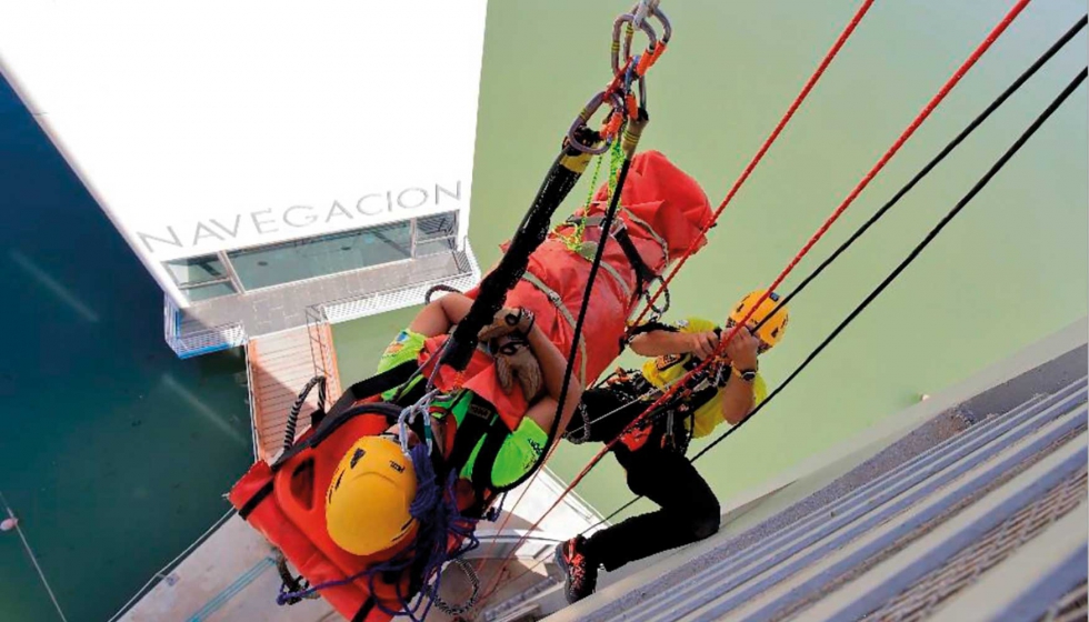 Evacuacin de trabajador accidentado en la torre Schindler, Isla de la Cartuja, Sevilla