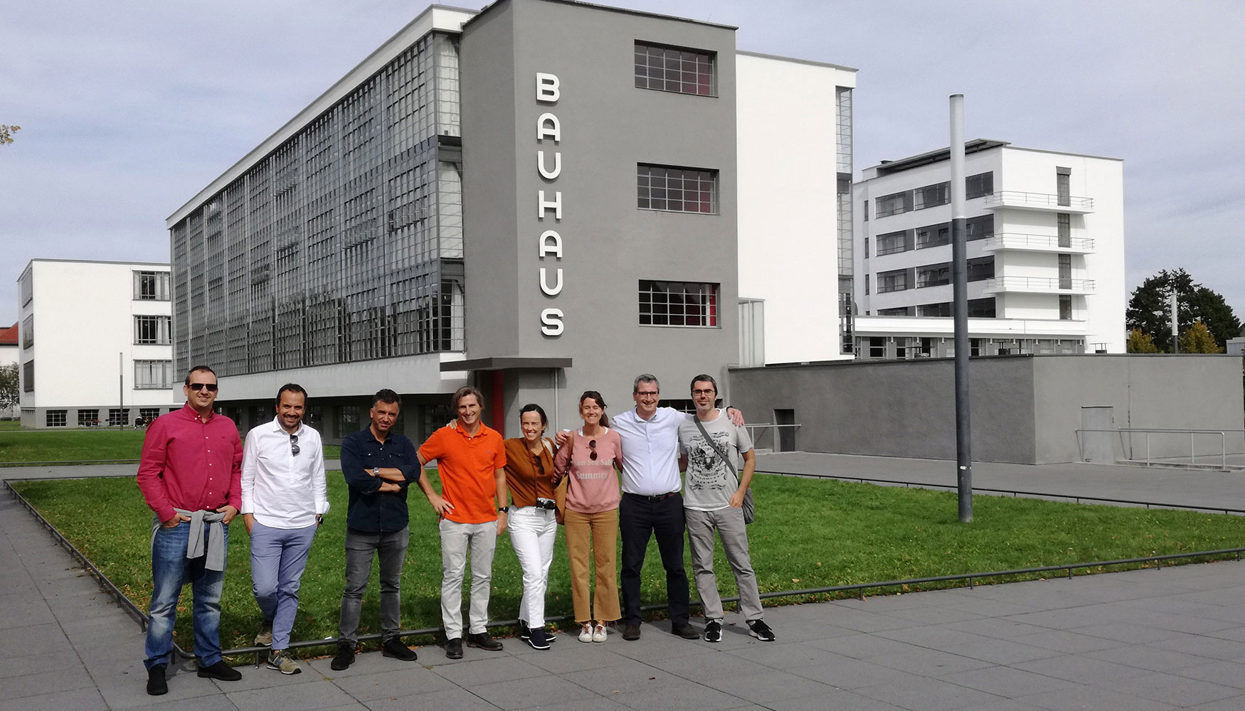 Los arquitectos espaoles y Borja Ojembarrena visitando la Bauhaus
