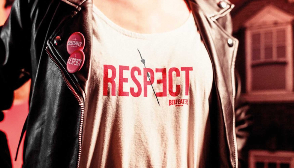 La versin de chica del primer look, de inspiracin punk, incluye una camiseta sin mangas con el eslogan Respect serigrafiado en rojo...