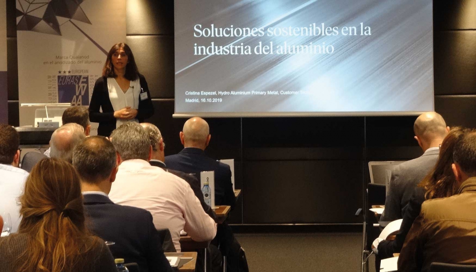 Cristina Espezel, ponente de Hydro durante su conferencia Soluciones sostenibles a la industria del aluminio