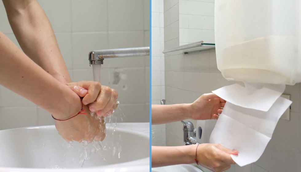 Fomente las manos limpias para todos ofreciendo a clientes y trabajadores toallitas de un solo uso para secarse las manos...