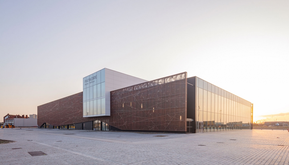 1  El Patinoire de Dunkerque, en el norte de Francia, es un edificio para actividad deportiva: el patinaje sobre hielo...