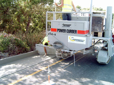La maquinaria de Temac participa en trabajos de mantenimiento de carreteras como en el caso de la Vuelta a Espaa