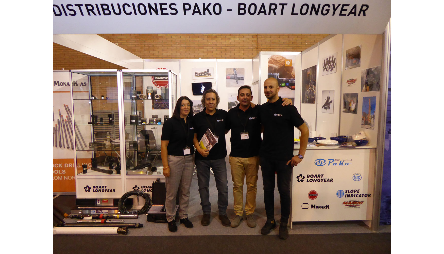 Parte del equipo de Distribuciones Pako en el stand de la compaa en el MMH 2019